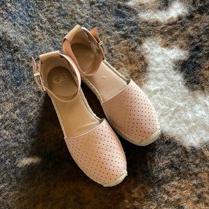 Gianni Bini pair of sandals